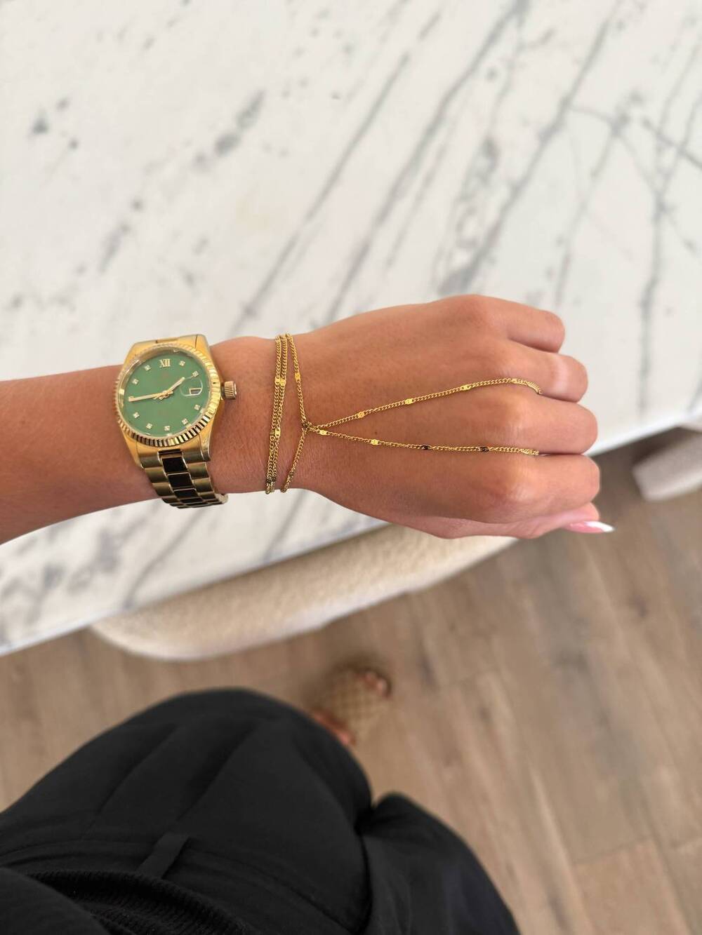 NEW CHANSUTTPEARLS women's the elizabeth hand chain in gold